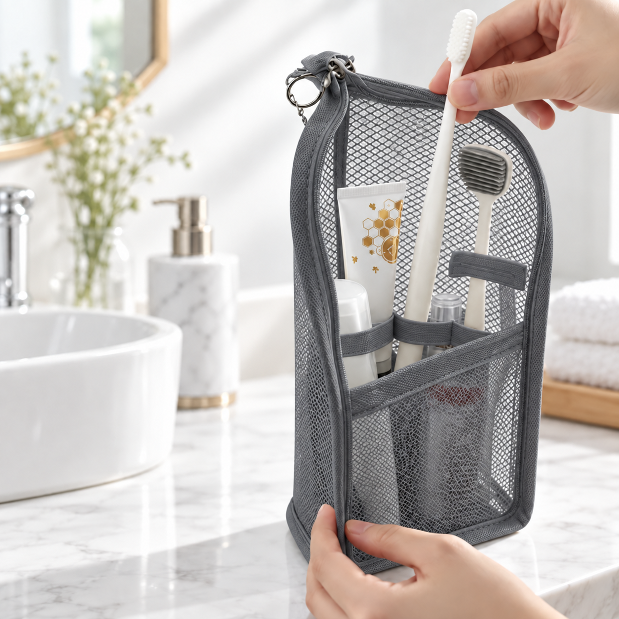 Bali — Gris — trousse garnie sur un plan de toilette